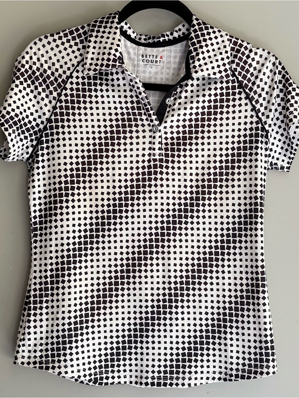 Bette & Court Black and White Geo Print Short Sleeve Golf Polo Performance Top
